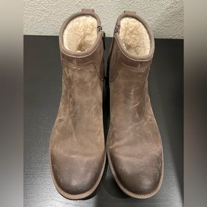 UGG women’s Brown Oiled, Distressed Sherpa Lined Boots size 8.5
